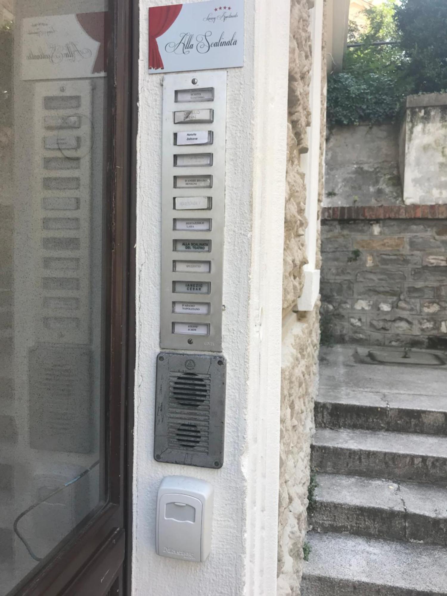 Alla Scalinata Del Teatro Rossetti Parcheggio Trieste Exterior photo