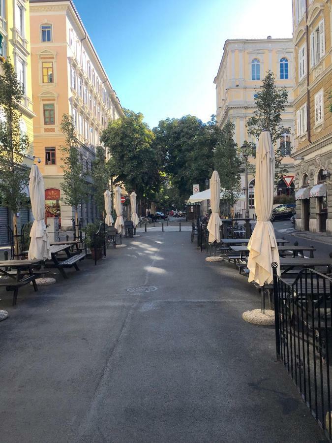 Alla Scalinata Del Teatro Rossetti Parcheggio Trieste Exterior photo